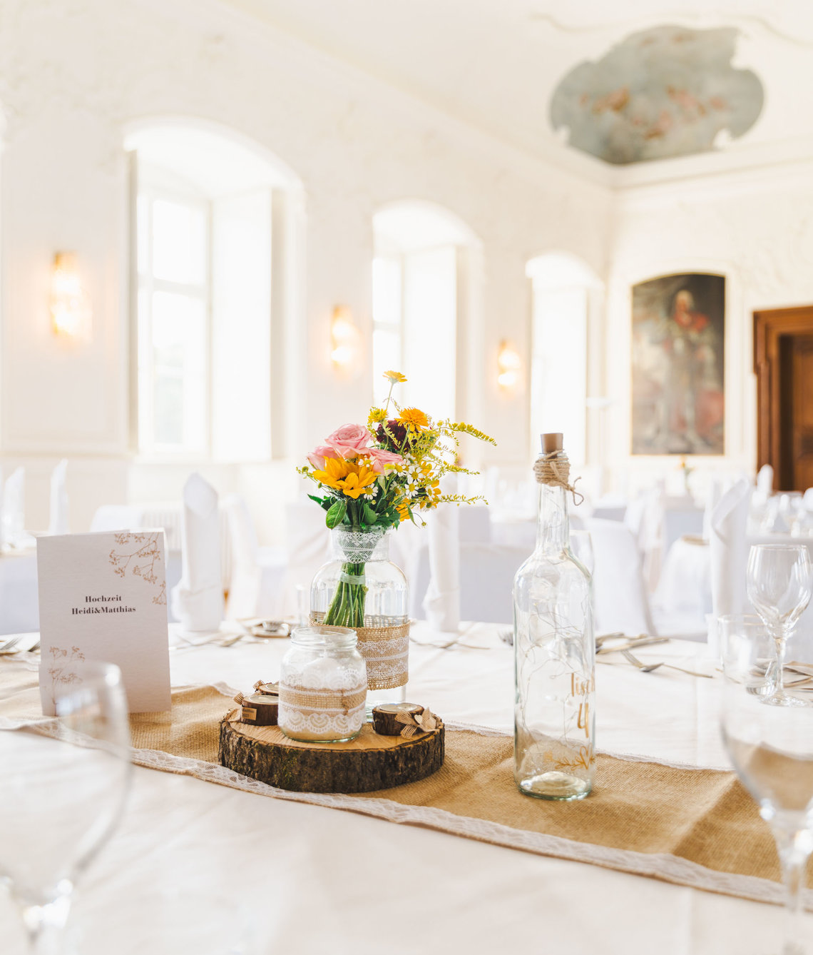 Huysburg Kaisersaal Hochzeiten Festlich eingedeckte Tische im Kaisersaal der Huysburg