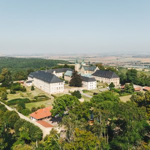 Eine Drohnenaufnahme der Huysburg mit dem Huy und Dingelstedt im Hintergrund